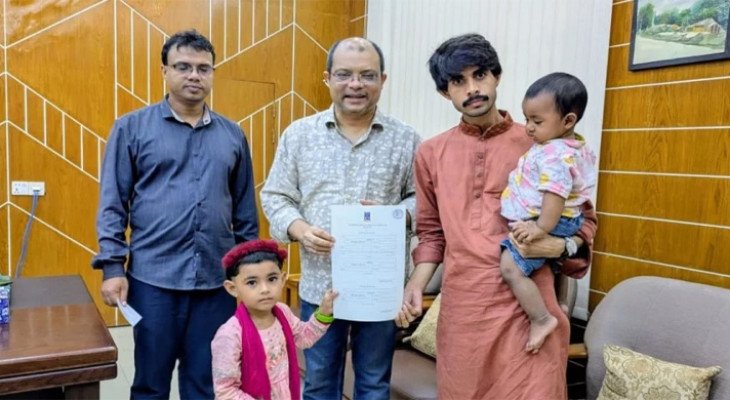 দুই সন্তানকে নিয়ে ডাকসুর মনোনয়ন ফরম নিলেন ঢাবি শিক্ষার্থী